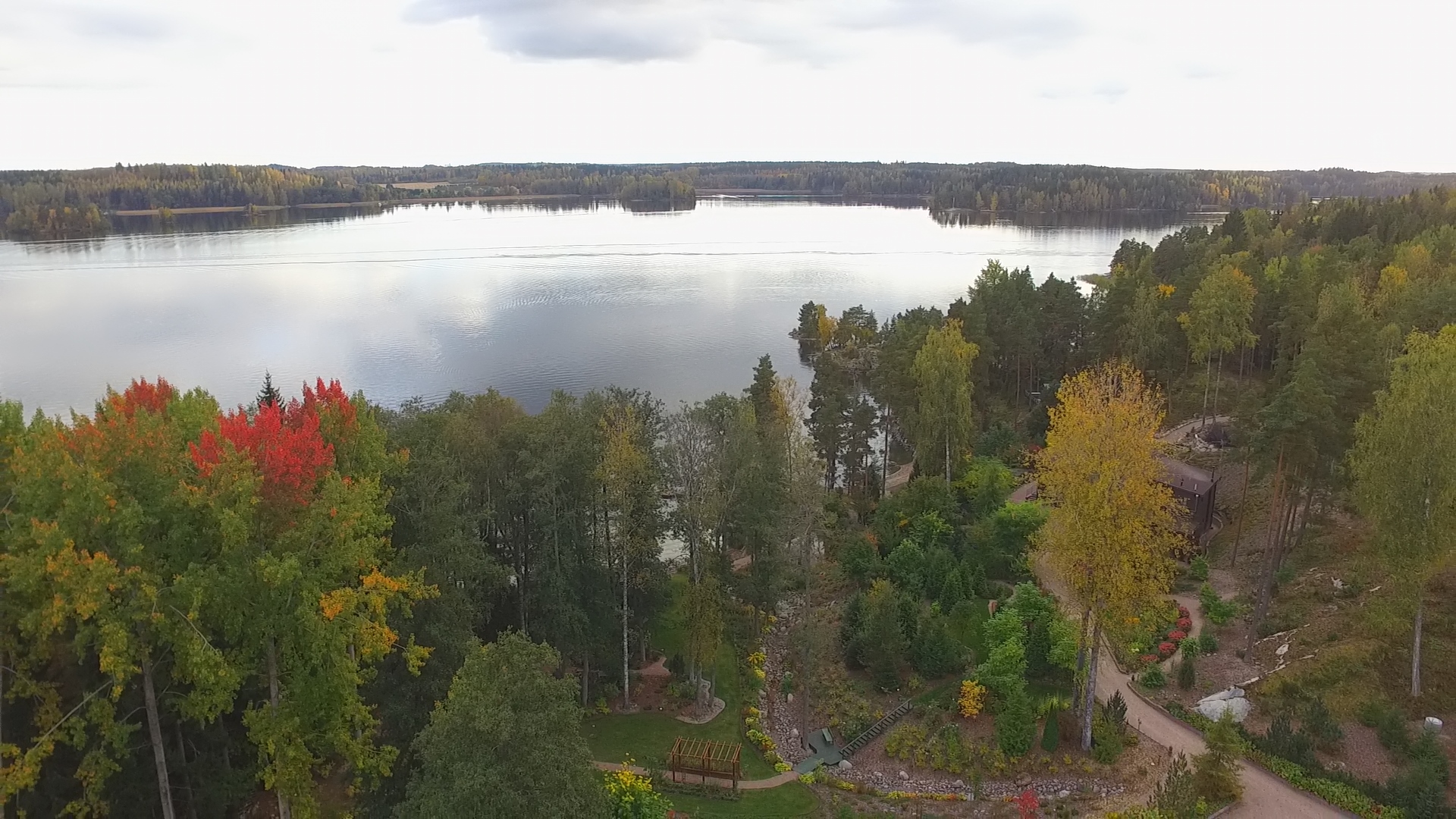 Ilmakuva Arboretum Magnoliasta ja Lohjanjärven maisemasta